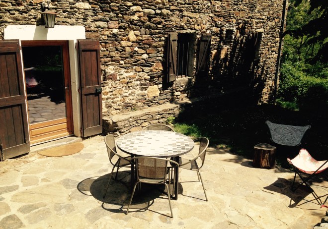 La terrasse est orientée au sud.